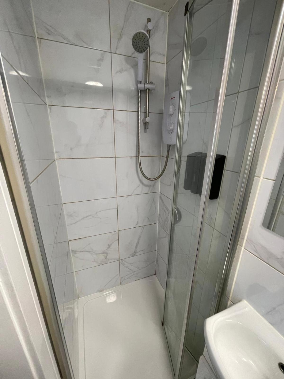 Letzi Premium Cozy Retreat Private En-Suite Rooms, Wembley Londres Exterior foto